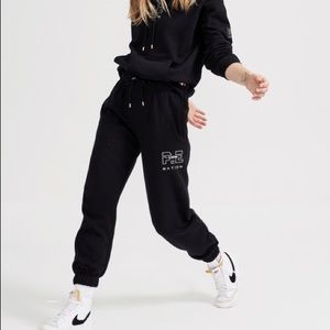 PE Nation Heads Up jogger